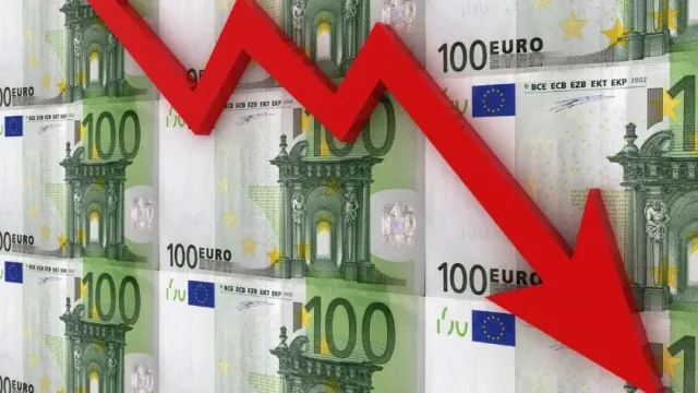 Курс евро рухнул ниже 98 рублей впервые с 8 мая