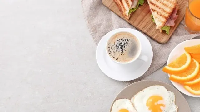 Ученые из компании Protein Works назвали худший и лучший варианты завтрака
