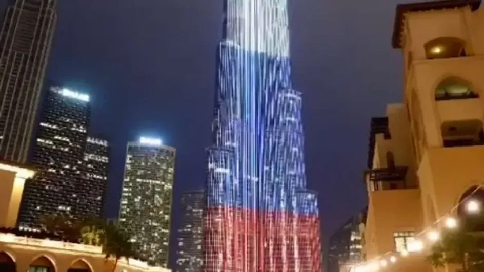 Небоскреб «Бурдж-Халифа» в ОАЭ окрасили в цвета российского флага