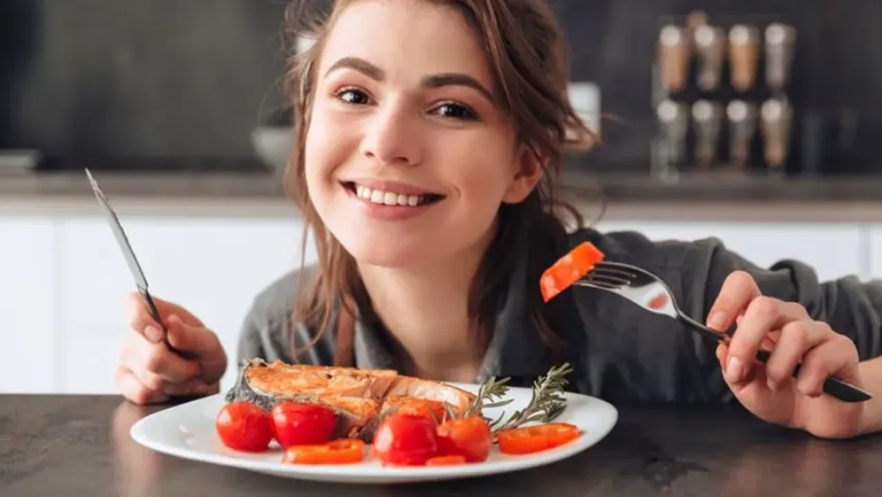 Она до еды и после. Что нельзя делать сразу после еды. Девушка кушает салат. Она до еды и после. Женщина с салатом.