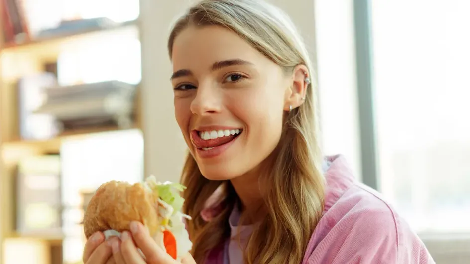 Россиянам назвали простой способ есть больше и при этом худеть