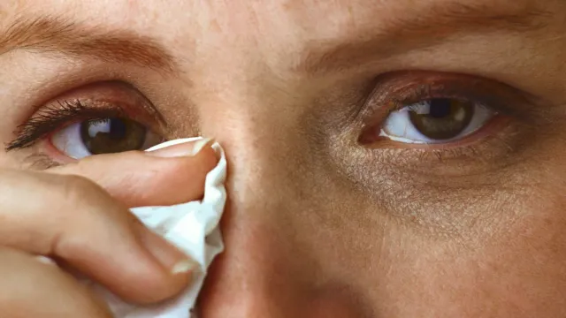 Врач объяснил, почему у пожилых часто слезятся глаза