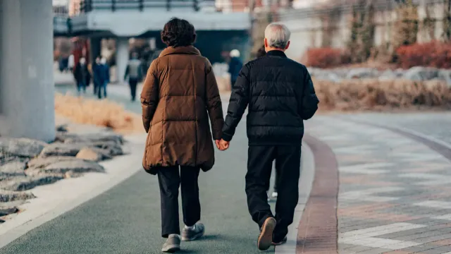 Специалисты предложили оценивать старение людей по походке