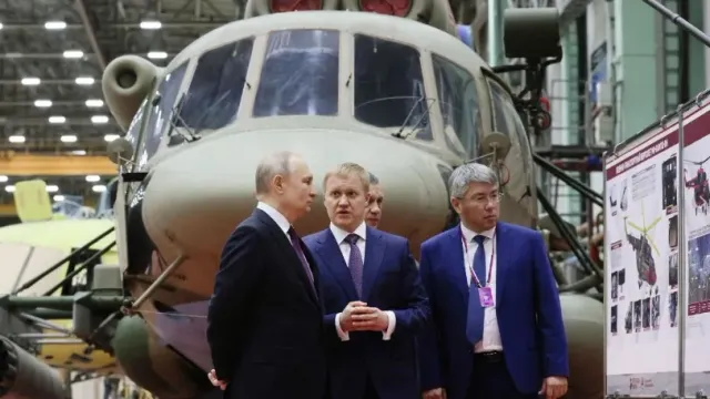Президент России Путин протестировал вертолет, где украинский двигатель сменили на русский