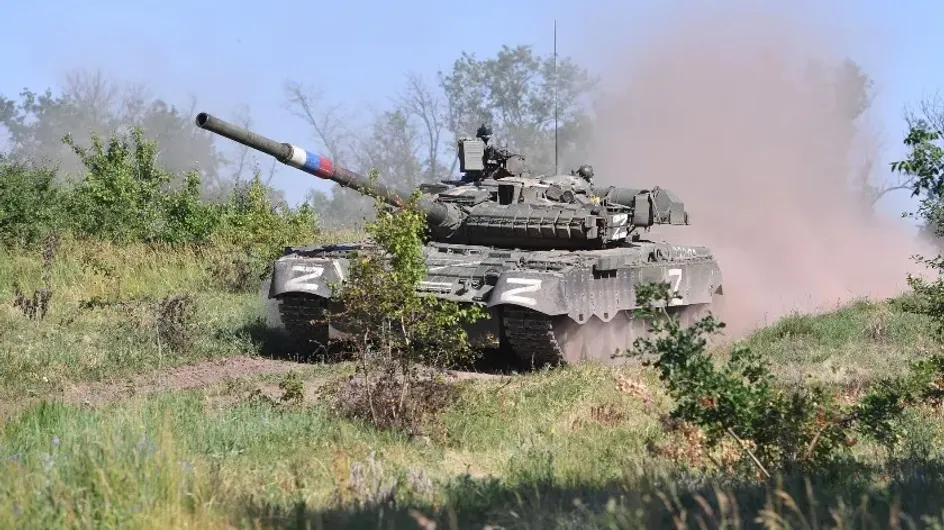 Танк ВС РФ Т-62М засыпал позиции ВСУ cмертельными снарядами весом в 30 кг