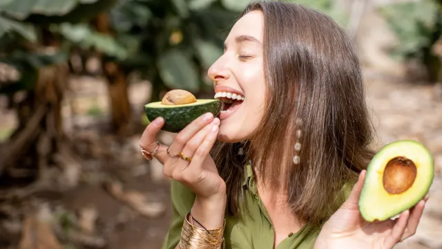 Назван популярный фрукт, который защищает сосуды