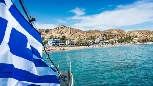В Греции вспыхнул скандал из-за обслуживания туристов официантами по грудь в воде