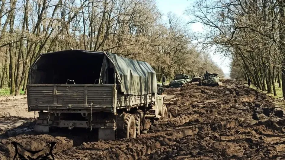 Военные ВСУ показывают часть пути «Дороги смерти», по которому ещё продолжается снабжение в...