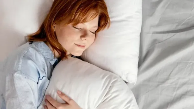 Названа идеальная поза для сна по мнению врача