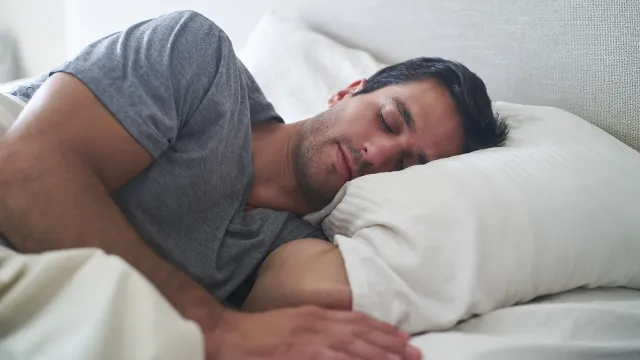 Россиянам назвали оптимальную длину сна для защиты от деменции