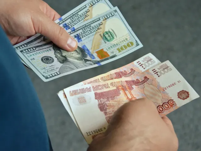 В России граждане начали массово снимать со счетов валюту: что делать с деньгами