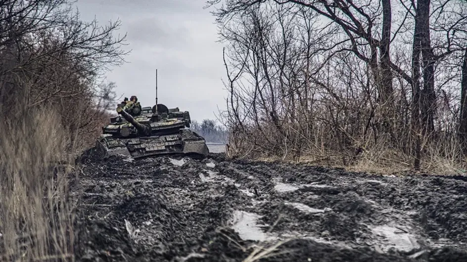 "РВ": Боевая техника ВСУ утопает в грязи на "дороге смерти" под Бахмутом