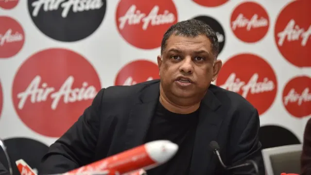 Босса авиакомпании AirAsia раскритиковали за фото топлес-массажа в рабочее время