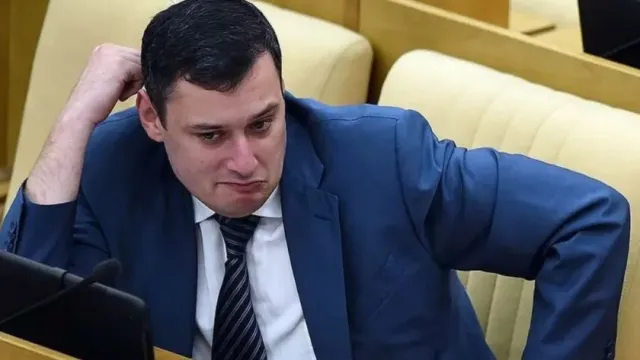 В РФ возмущены поступком депутата, надевшего на уши лапшу при показе послания президента