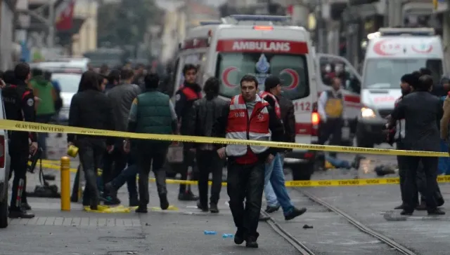 Появились страшные кадры из центра Стамбула после мощного взрыва