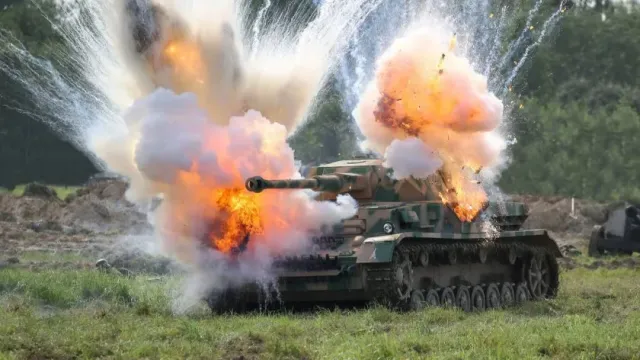 МК: Военнослужащие ВС РФ 10 часов отбивались от атак ВСУ в подбитом танке