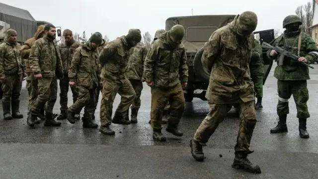 Опубликовано видео сдачи в плен 15 украинских военных на Авдеевском направлении