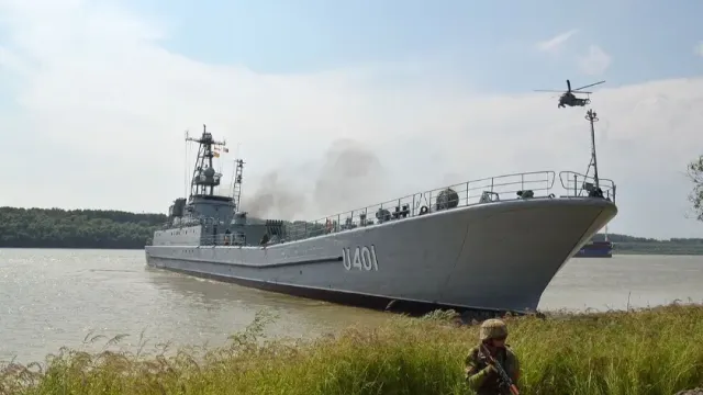 МК: Ракета "Калибр" ВС РФ уничтожила в порту Одессы судно-носитель надводных беспилотников