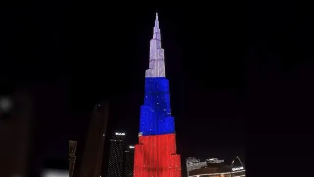 Самое высокое здание в мире окрасили в цвета российского флага
