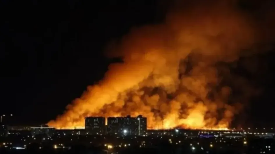 RusVesna публикует новые кадры мощных пожаров в Харькове после ракетных ударов ВС РФ