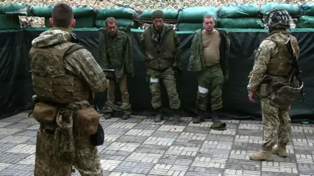 В Сети опубликовано видео, как бойцы ВСУ избивают российского пленного за деньги подписчиков