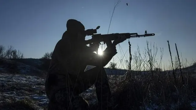 Опубликовано видео, как смартфон спас российского бойца от пули снайпера ВСУ