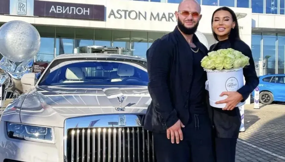 Жена Джигана, автоледи Оксана Самойлова, ездит на Rolls-Royce в обуви от разных пар