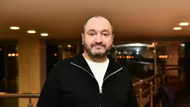 E1: Актер «Уральских пельменей» Ершов раскрыл детали сериала «Мама будет против»