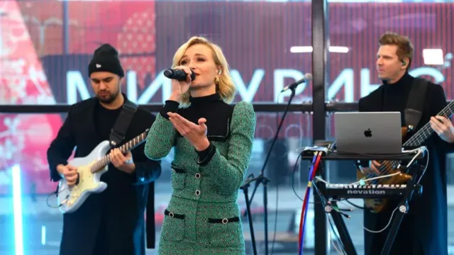 Полина Гагарина выступила с концертом на станции «Мичуринский проспект» в Москве