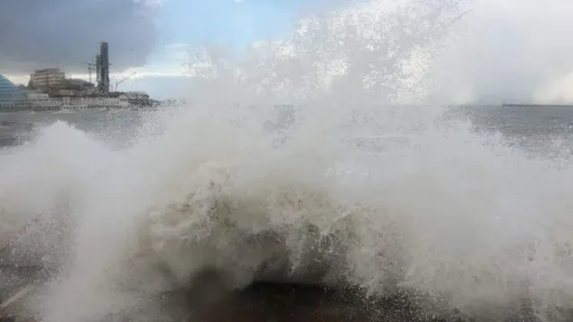 Опубликовано видео момента аварии кораблей в Керченском проливе во время шторма