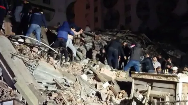 В Турции серьезные разрушения: число жертв землетрясения составило 76 человек