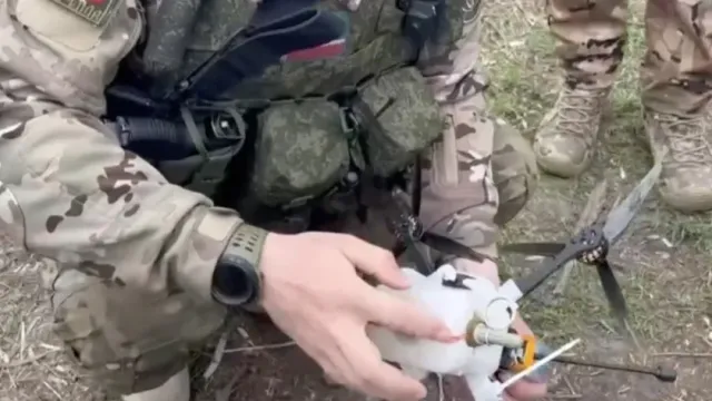 РВ: Операторы ВСУ дистанционно подрывает упавшие FPV-дроны прямо в руках бойцов армии России