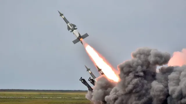 РВ: Войска ВС России наносят удар по Украине "неизвестными экзотическими ракетами"