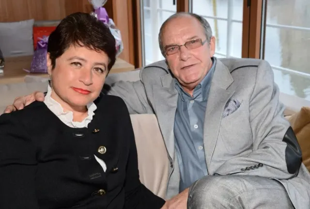 Жена актера Эммануила Виторгана показала редкое фото сестры-близнеца в честь юбилея 60 лет