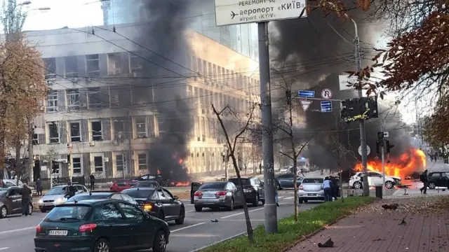 Украинские СМИ сообщают, что из Киева продолжают поступать сообщения о новых взрывах