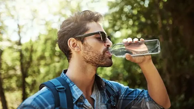 Тошнота, рвота и боли в голове: Диетолог назвал последствия чрезмерного потребления воды