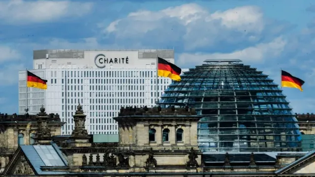 Вице-президент ЕП Никола Бир ударила рукой министра финансов Германии в паховую зону