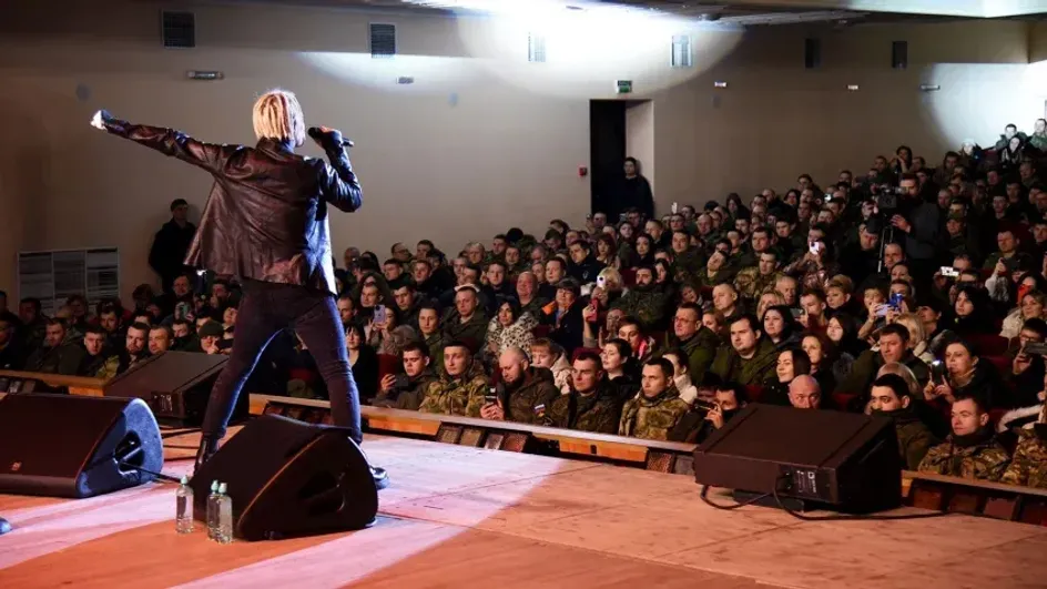 Посетивший Луганск и Мариуполь певец SHAMAN поделился впечатлениями от поездки в Донбасс Посетивший Луганск и Мариуполь певец SHAMAN поделился впечатлениями от поездки в Донбасс