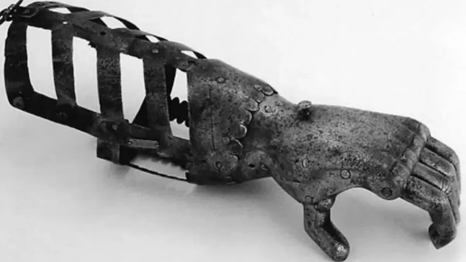 В Германии найден 500-летний мужской скелет с железным протезом руки