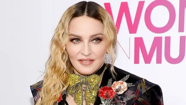 "Какой ужас": Певицу Мадонну осудили в Сети за обтянутые лосинами ягодицы