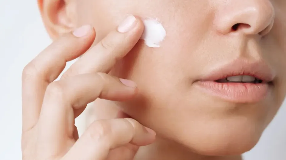Россиянам объяснили, почему кремы с витамином С бесполезны