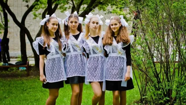 В украинских Черновцах разгорелся скандал из-за школьниц в "советских" фартуках
