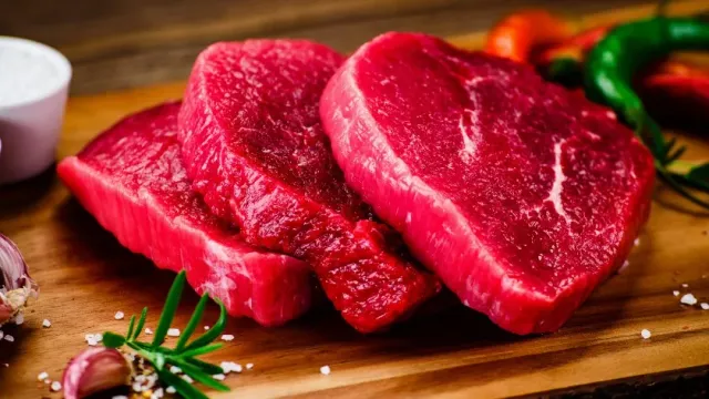 Диетолог РФ Щетинина предупредила, что употребление красного мяса может спровоцировать рак