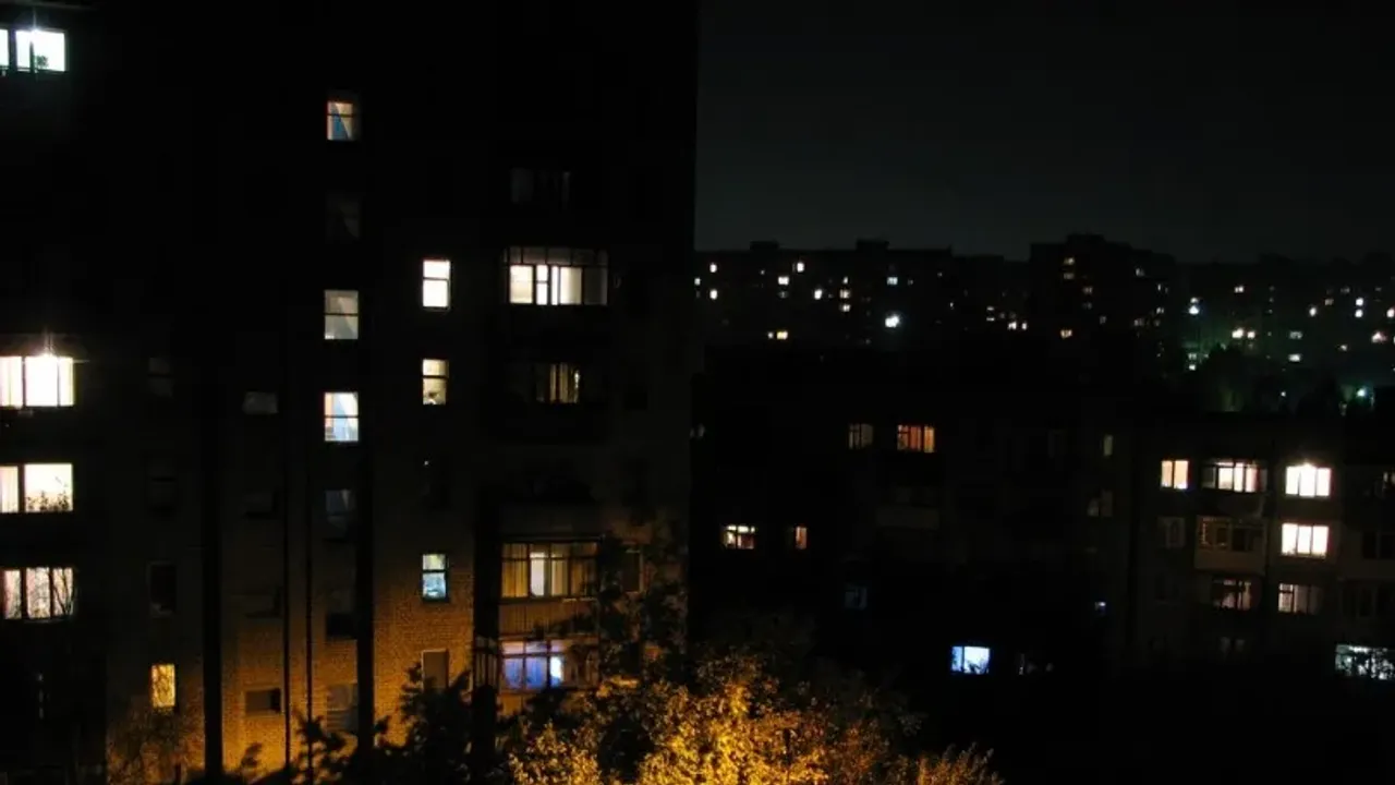 Дорога в лесу ночью. Ночной город плохое качество. Тень ночи. Стремной ночью. Ночная дорога в деревне.