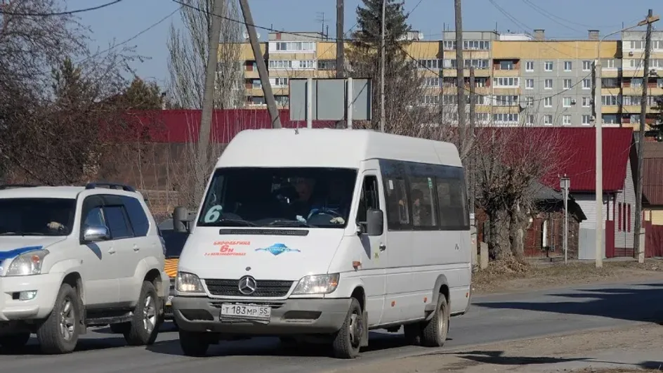 Житель Омска толкнул женщину под маршрутку и выдавил свой единственный глаз