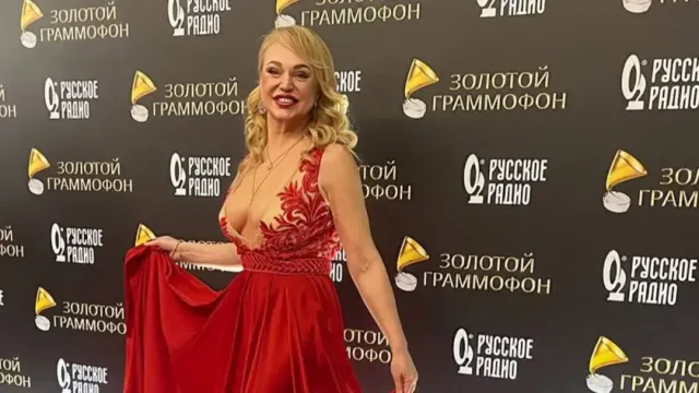 Алла Довлатова показала на "Золотом граммофоне" откровенное декольте с новыми имплантами