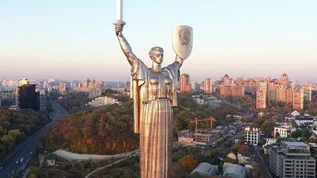 Статую «Украина-мать» к празднику нарядили в смирительную вышиванку