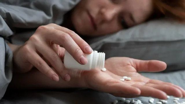 Нарколог рассказал о несовместимости снотворного и алкоголя