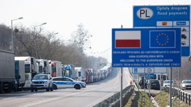 На КПП в сторону Польши под гимн России не пропускают перевозчиков из Украины