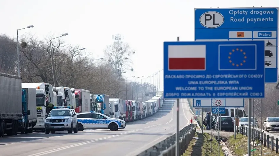 На КПП в сторону Польши под гимн России не пропускают перевозчиков из Украины